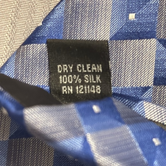 Men’s blue geometric Arrow silk tie- 60” x 3.25” - Picture 4 of 4